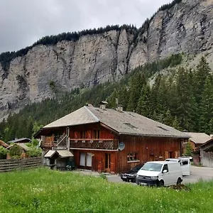 https://la-jolie-bergere.hotels-rhonealpes.com